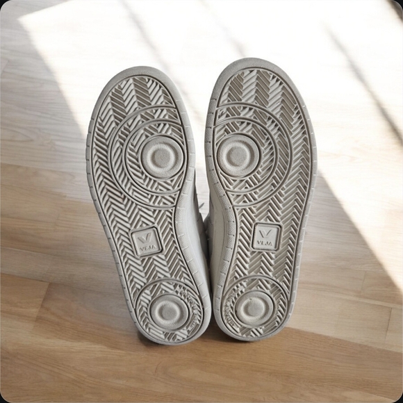 Veja Women’s V-15 Leather Sneaker White/Natural Mid Top US7/UK5/EU38 - Picture 7 of 8